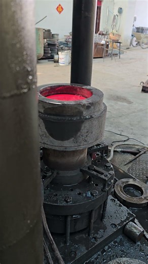 Inside the forging factory The workflow of the forging hydraulic press is very unpressurized #forge