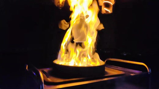 火焰腾空而起！在土耳其点“瓦罐牛肉”，老板当场给我变“魔术”