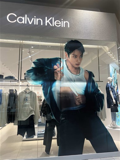 aviso de utilidad pública: vayan a sacarse fotitos con JK 🙂‍↕️🙂‍↕️ #jk #jungkook #calvinklein #costanera #chile