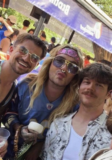 Bill Kaulitz at CSD Munich 2026: Glitter Spritz Squad Moment