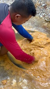 5.6K views · 54 reactions | How to extract gold using a gold pan #goldpanning #goldmining #goldhunter #gold | Nepri Andries | Facebook