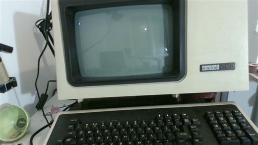 VT100 : Plusieurs sujets possibles, à vous de choisir :)