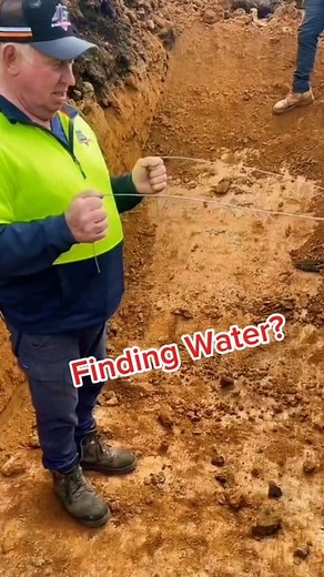 People have been trying to find water for thousands of years… And before modern tools existed, this ancient method was believed to work. 💧🌍 It’s called water dowsing — using rods or twigs that supposedly react when you walk over underground water. Some swear it works. Others say it’s just coincidence and human movement. 🤔 But here’s the interesting part… Even today, many rural communities around the world still use this technique when they need to locate water in the ground. Science says ther