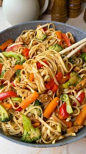 Makaron udon po chińsku z kurczakiem i warzywami😍 Prosty i szybki obiad w 20 minut😉 PRZEPIS⬇️ Składniki: 400g piersi z kurczaka, 1 łyżka sosu sojowego, teryiaki, 1 łyżeczka słodkiej papryki, 1 łyżka skrobi kukurydzianej, 1 cebula, 1 papryka czerwona, 1 brokuł, 2-3 marchewki, makaron udon. Sos: 2 łyżki sosu sojowego, teryiaki, 50 ml wody, 1 łyżka skrobi, 1 łyżka miodu, 2 ząbki czosnku, 1-2 łyżki sosu słodko - kwaśnego . #makaronpochińsku #udonnoodles #sosteryiaki #chinafood #obiadw20minut #dani
