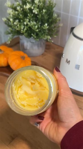 Le ghee, c’est l’une de mes matières grasses anti-inflammatoires préférées pour remplacer le beurre 🧈 Originaire de la cuisine ayurvédique, il est connu pour ses vertus digestes et nutritives. Contrairement au beurre classique, le ghee ne contient plus de lactose ni de caséine, ce qui le rend beaucoup plus digeste Il est également riche en vitamines A, D, E et K, et en acides gras bénéfiques. Son autre atout ? Il supporte très bien la chaleur, donc parfait pour la cuisson 🔥 Et il se conserve l