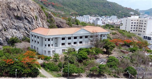 Ngôi biệt thự màu trắng bỏ hoang 20 năm bên bờ biển nổi tiếng Việt Nam