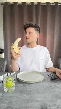 How to eat a banana…😶