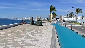 LA PULMONÍA La pulmonía, medio de transporte en Mazatlán, Sinaloa, México, es toda una tradición. Los que viven en este bello lugar y los turistas, pueden subirse a dar una vuelta para disfrutar el malecón y muchas zonas que los dejarán con el ojo cuadrado. Comparte, deja tu comentario y dale like. Seguimos navegando por Mazatlán. Nota: No tengo los derechos de la música. | Arca de noe