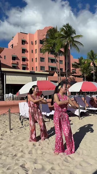 Waikiki Hula: 美しいフラダンスの魅力