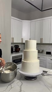 @cakeby_claudia adds the final touches before delivery in her Cake Porter 🤍 We offer two sizes and two colors. Available now on Sugarworks.com • #cake #cakedecorating #sugarworks #cakedelivery #cakeporter | Innovative Sugarworks