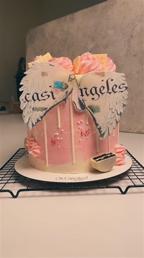 Te dejo este mini tutorial de una torta clásica decorada con #buttercream y #drip de chocolate 🍫 Todo paso a paso, para que veas que con buenos insumos, todo sale mejor 💁🏼‍♀️✨ Yo usé productos de @labelustina , que trabajan con materias primas de primera y —lo mejor— ¡te los mandan directo a la puerta de tu casa o taller! 🚚💨 Sí, mi amor, puerta a puerta 😍 Si te quedaron dudas, te leo en los comentarios 👇🏼 ¡Que tengas una linda semana y súper productiva! 💛 | Oh Cupcakes!