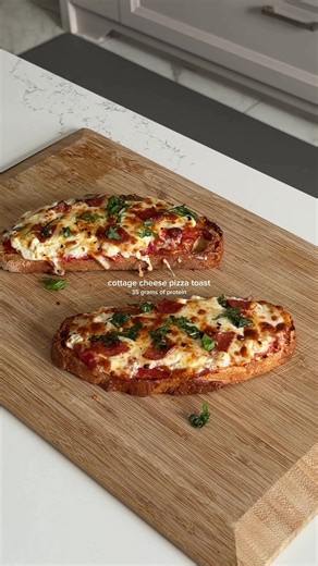 not even joking you guys HAVE to try this one 🤍🍕 the best cottage cheese recipe in my opinion it’s SO good. it’s high protein & very easy to make 10/10 pizza toast (35 grams of protein) - 2 pieces of sourdough bread - pizza sauce - italian seasoning & chilli flakes - cottage cheese - mozzarella - pepperoni - air fry at 200 for around 8-10 mins - top with fresh basil wearing @Women‘s Best code SIM to save #highproteinmeals #highprotein #cottagecheese #pizzatoast