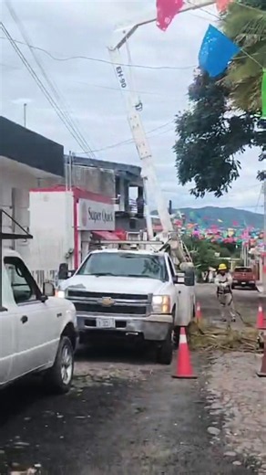Apoyo CFE en Huracanes: Fuerza Comunitaria y Solidaridad