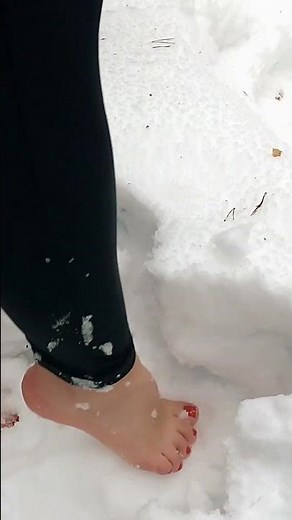 Girl walks the snow barefoot