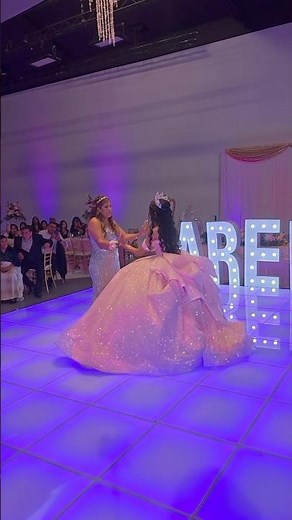 Arely sharing such a beautiful moment with her mom on her Quince 💖 a memory to cherish forever 💐