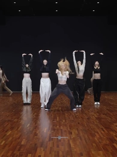 LE SSERAFIM's Aura in Debut Year (2022)