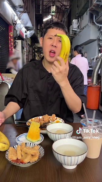不要再送了老闆😱吃不完啦！！ 📍台中 沼澤咖喱 （近忠孝夜市） #williamamy #威廉艾米 #威廉 #William #艾米