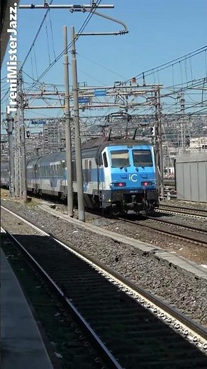 Locomotiva E 402 A.Dopo essere stata modificata in monocabina è stata chiamata E 401. #train