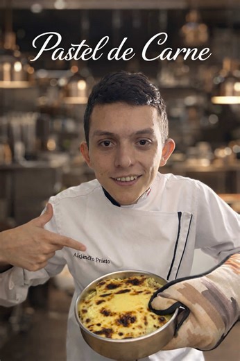 Pastel de carne Ingredientes * cebolla morada * ⁠cebolla cabezona * ⁠ajo * ⁠tomate * ⁠comino * ⁠achiote * ⁠sal * ⁠vino tinto * ⁠carne molida * ⁠papa * ⁠queso #reels #receta #carne #pastel