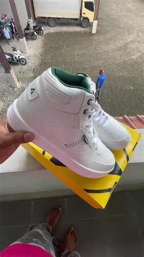 Hoops High Aerostreet Sneakers: Style and Comfort