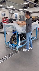 El mejor unboxing del mundo... 🤩 toro_rides (IG) #MakeLifeARide #R1300GS #SpiritOfGS #BMWMotorrad | BMW Motorrad España