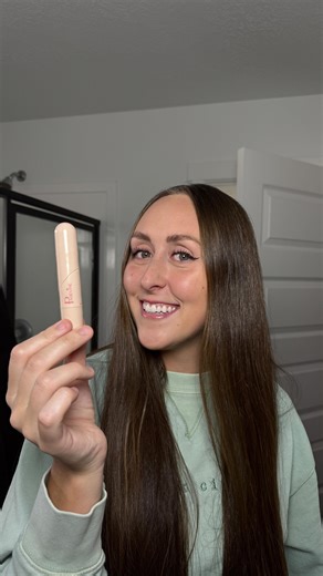 ALICE LIKES IT on Instagram: "Maybe the best makeup hack ever created?? Sorry the mirror got a little in the way haha it’s hard to multitask sometimes #wingedeyeliner #makeuphack #eyeliner #eyelinertutorial #makeuptutorial"