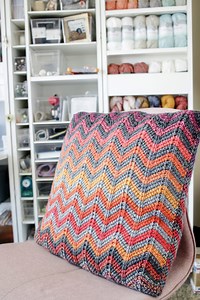 Easy Ripple Pillow, free Tunisian crochet chevron cushion pattern