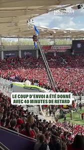 3.7M views · 27K reactions | Pendant plus de 30 minutes, un parachutiste s’est retrouvé suspendu au toit du Stadium avant d’être secouru par les pompiers sous l’ovation des supporters rouge et noir. Tout est bien qui finit bien pour le militaire, qui s’est fait une immense frayeur. Le coup d’envoi de Toulouse - Sale a été donné avec 40 minutes de retard. | Rugbyrama | Facebook