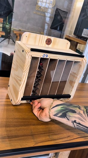 GoldenWoodBrasil on Instagram: "Funcionamento do Dispenser para cartuchos de tatuagem! Disponível á pronta entrega! ✅Design robusto e moderno combina com qualquer ambiente! ✅Possui 6 slots com capacidade de 20 cartuchos cada! ✅Mais praticidade e controle de estoque! Garanta ja o seu pelo link da Bio ! E envie para aquele tatuador que precisa de um desse! #tattooequipment #tatuador #tattooart"