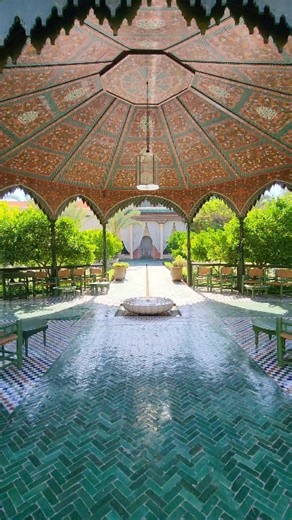 Le Jardin Secret, un lieu chargé d'histoire 🌴 Oeuvre du sultan saadien Moulay Abd Allah au 16e siècle, le palais qui s’élevait sur le terrain du @lejardinsecret_marrakech fut détruit à la fin du 17ème siècle, après le déclin de la dynastie saadienne. Vers la moitié du 19ème siècle, le caïd Al Hajj Abd Allah U Bihi fit édifié un nouveau palais, dont le tracé respectait l’ancien. Le palais passa par la suite entre les mains de plusieurs sultans et hommes politiques du Maroc. Il s’étend sur une su