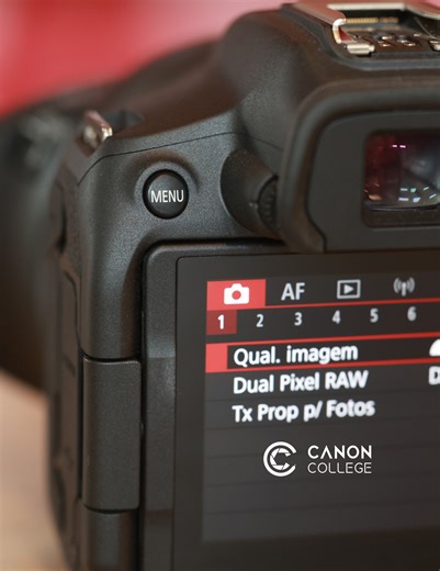 Primeiros cliques com a sua Canon? Entender o menu é o primeiro passo para sair do automático e começar a criar como você sempre quis. No Canon College de hoje, o Francisco mostra como navegar pelas configurações e aproveitar melhor os recursos da sua Canon. Domine as funções e transforme intenção em cliques memoráveis. | Canon