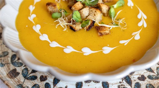 Dýňová polévka z pečené dýně: Pečením zvýrazníte chuť hlavní suroviny v polévce