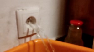 1.5M views · 5K reactions | Wiele już widziałem i niewiele jest w stanie mnie zaskoczyć, ale woda płynąca z gniazdka to dość niecodzienny widok :) Wideo: Natalia Wisniewska https://x.com/wisniewska_nat | Info Meteo - Warszawa | Facebook