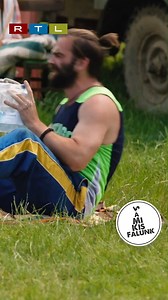 👀 Szotyit és kukkert előkészíteni! A hölgyeknek nem mindennapi látványban volt része 🤭 #amikisfalunk #rtlhu | A mi kis falunk