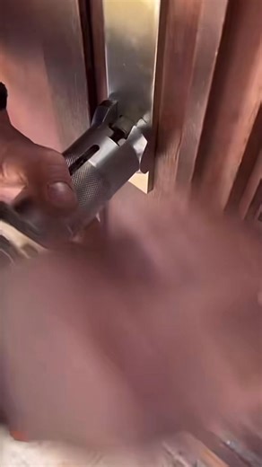 1M views · 1.4K reactions | Quel outil permet de retirer une serrure proprement, sans l’endommager ? #serrure #bricolage #diy #outillage #démontage #réparation #Astuce #france 泌 | Blog-turquoise67 | Facebook