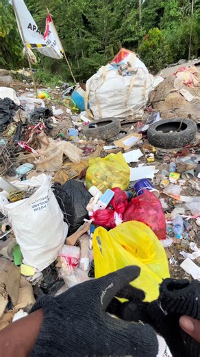 Kerja Mulung Dapa: Mengumpulkan Jam Tangan dan Mainan