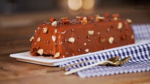 Matthieu Payet-Godel, ancien candidat du Meilleur Pâtissier, nous a livré la recette de son incroyable bûche Trianon passion 🎄 En plus d'être ultra gourmande elle est facile à faire puisqu'elle se réalise avec... un moule à cake ! 😍 ✨ La fiche recette par ici : https://bit.ly/3lSENJ2 ✨ Avec le code promo CUISINEACTUELLE, bénéficiez de 40€ de réduction sur sa masterclass en ligne jusqu'au 24 décembre 2021, rendez-vous par ici : https://www.matthieupayetgodel.com/ | Cuisine Actuelle