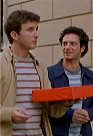 Anche a Natale, il 𝗽𝗮𝗰𝗰𝗼 𝗱𝗮 𝗴𝗶𝘂̀ è quello più atteso 😍🎁 Con Ficarra e Picone, 𝗡𝗮𝘁𝗶 𝘀𝘁𝗮𝗻𝗰𝗵𝗶 è su #RaiPlay #DaVedere | #Natale | #FicarraEPicone | #CommediaItaliana | @Ficarra&Picone