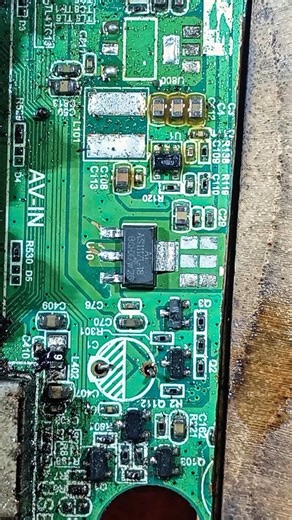 remove ic 3.3 v with liquid flux #pcb #component #tecnician #reworkstation