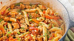 One-Pot Chicken Fajita Pasta Recipe has all the great classic chicken fajita flavors combined with creamy pasta in a perfect weeknight meal! http://www.theslowroasteditalian.com/2018/01/one-pot-chicken-fajita-pasta.html