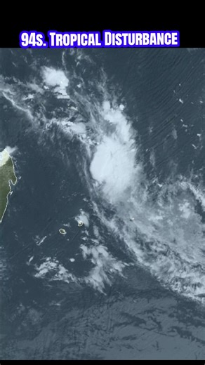Activity Cyclonic 2025-2026 94s. Tropical Disturbance The tropical depression is maintaining its intensity while approaching the Mascarenes. Weak tropical depression is currently struggling to strengthen. The outer cloud bands associated with the large low-pressure area encompassing system N12 are currently influencing the weather in Rodrigues, where some northern regions have received significant rainfall. 🌧 #mauritiusisland #weatherupdate #weatherforecast #weatherreport #stormchaser