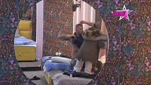 'VOLIM TE' Aneli ne prestaje da izjavljuje Janjušu ljubav, on predlaže da smanje ljubljenje, pa zahteva da ga ''kupa'' taštinim stikom: NAMAŽI, NEMOJ