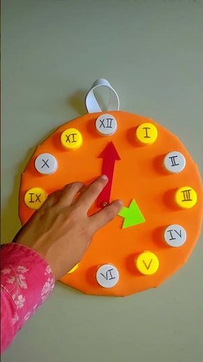 Reloj hecho con material reciclable (cartón y tapones) ⏰ | By Jenny 🩷