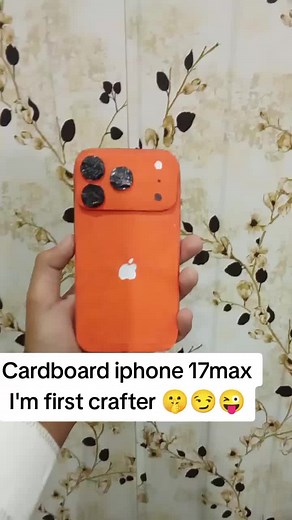 Primer creador de iPhone 17 Pro Max en cartón