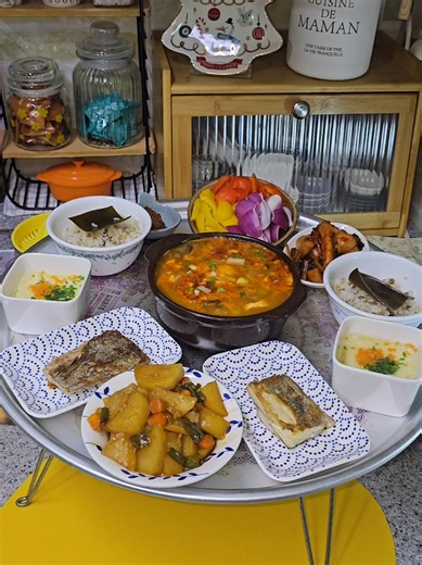 부랴부랴 저녁집밥~ #푸딩계란찜#아삭이고추된장무침#쫀득한감자조림 이 게시물은 쿠팡파트너스 활동의 일환으로 이에 따른 일정액의 수수료를 제공받습니다 🔸️제품번호 (제품정보는 프로필홈) 1. 깊은양수냄비(솥밥) 2. 전골뚝배기냄비 5. 멀티쿠커 (냄비/찜기/그릴) 90. 국내산 햇 감자 😍우리 구독자분들 오늘하루는 또 어땠나요? 힘들지않은 하루셨길~~ 😍 남편퇴근전에 부랴부랴~ 아삭이고추 된장무침은 맹그러 놓고 빼먹은거 있죠? ㅋㅋ😁 제가 멀 좀 빼먹구 그래융 ㅎ 📌많은 구독자분들이 맛있다고 댓글주신 쫀득한 감자조림 또 했어요 여름이면 빼놓을 수 없는 반찬이쥬~ 💛 푸딩계란찜은 계란/물 1 : 1/ 참치액/맛술1스푼씩/맛소금 넣고 채에 걸러서 10분찌고 5분 뜸들였어요~ 😄 갈치는 40년지기 엄마칭구분이 많이샀다며 주신 ㅎㅎ 🥔 쫀득한 감자조림 만들기 재료 - 감자 5개 물엿 4스푼 마늘 1스푼 간장 2스푼 맛술 1스푼(생략가능) 참치액 1스푼 굴소스 1스푼 참기름/깨 ☆