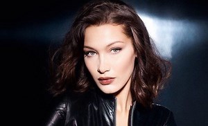 Bella Hadid del me pantallona të çuditshëm ndërsa drejtohet për në Hotel Ritz në Paris