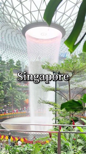 【シンガポール🇸🇬チャンギ空港】チャンギ空港の象徴ともいえる複合施設 Jewel Changi Airport⛲️✨ むかし大好きだった恐竜のアニメ映画「リトルフッド」の主題歌が館内でかかってて、懐かしかった☺️🦕✨覚えてる人他にもいるかな… せっかくなので、動画の音源も「if we hold on together」にしました🎶✨ チャンギ空港は「空港」という概念を超えた、観光・自然・体験・ショッピングが一体となった総合施設です。短い時間でも楽しめて、空港利用が旅のハイライトになるほどの魅力があります✈️✨ #チャンギ空港 #海外旅行