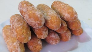 TRINI Gulab Jamoon (Fat Kurma) is a classic Eid sweet and I'm showing you how I make mine! YIELD: 15-18 INGREDIENTS: 1 1/2 cups powdered milk 1 cup all purpose flour 4 tbsp butter or margarine 2/3 cup condensed milk 1/4 cup evaporated milk 1/2 tsp JGM Products ginger powder 1/4 tsp JGM Products ground cinnamon 1/4 tsp ground elychee 7-8 almonds 7-8 seedless dates OTHER INGREDIENTS: 1 cup sugar 1/2 cup water oil for frying oil for rubbing on palms for later steps FULL written recipe: https://jenn