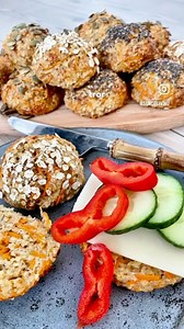 HAVREBOLLER M/GULEROD - proteinrige & glutenfrie 🤩💪🏻 Disse boller er altid et kæmpe hit hos alle mand herhjemme 😋 Udover, at bollerne både smager rigtig godt og indeholder en masse gode næringsstoffer - så er de også vildt nemme og meget hurtigere at lave end alm. boller, da de ikke skal hæve 🤗 Opskrift 16 små boller: ▪️250 hytteost ▪️4 æg ▪️6 dl blendede havregryn eller havremel ▪️2 spsk. loppefrøskaller ▪️2 spsk. Perfect Multisød ell. sukker ▪️1 tsk. salt ▪️2 tsk. bagepulver ▪️200 g fintr