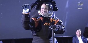かっけえ…。NASA、アルテミス計画用の次世代型宇宙服を披露